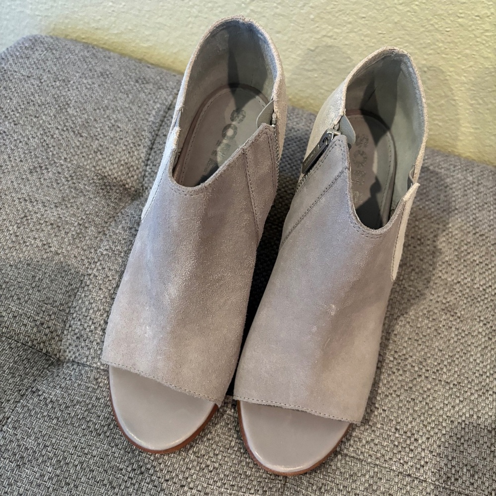 SOREL size 9 Nadia ankle bootie NWOB